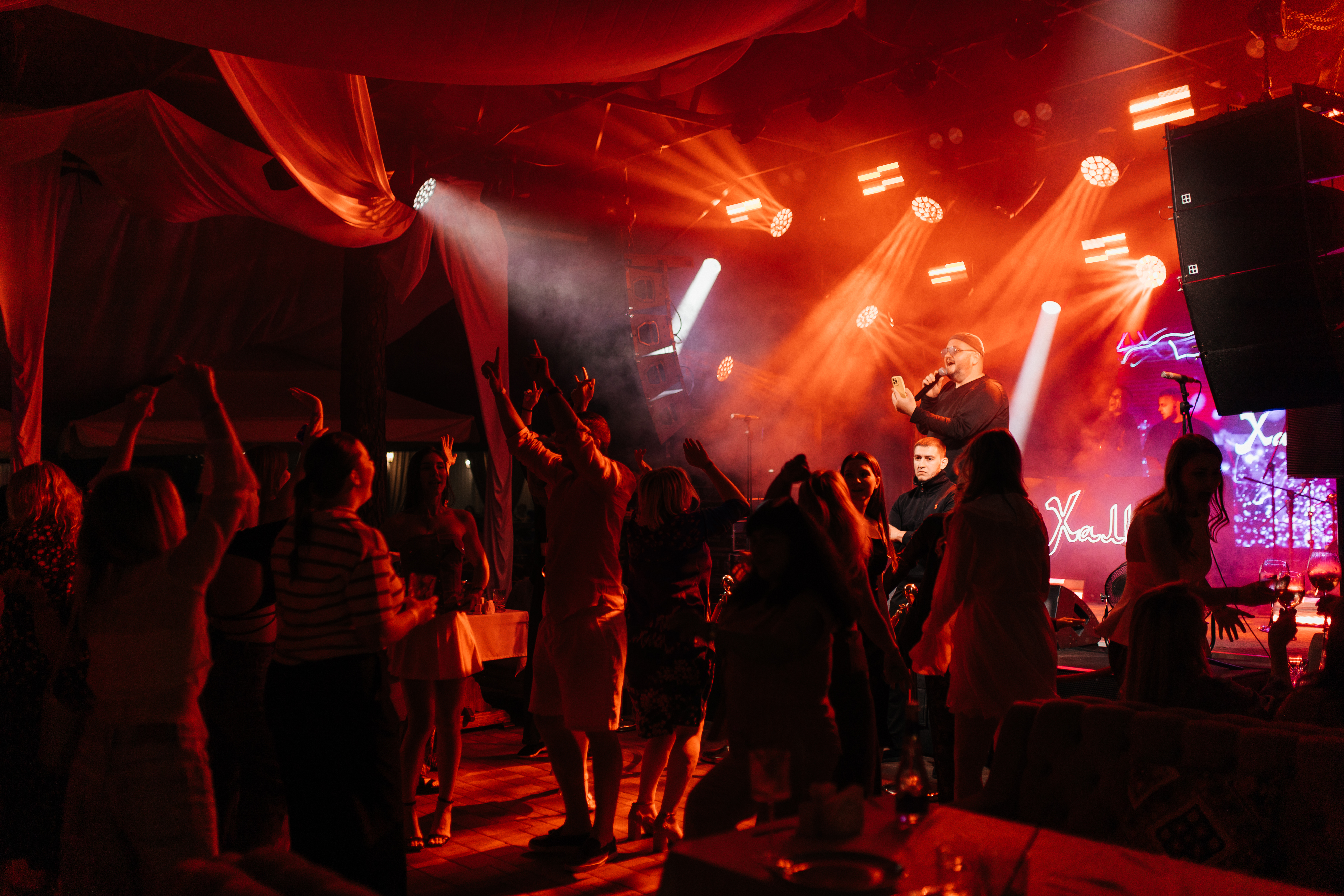 Отдых на летней веранде ресторана Халиф