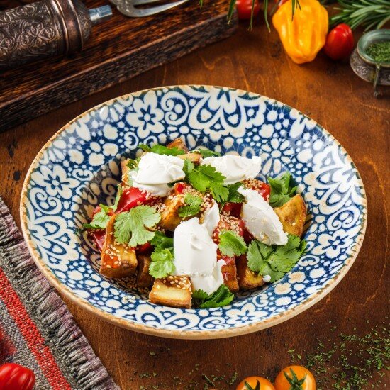 Салат с&nbsp;хрустящими баклажанами и&nbsp;сладким томатом — Ресторан Халиф