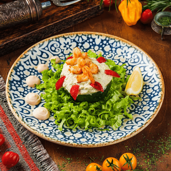 Салат авокадо с&nbsp;семгой и&nbsp;креветками — Ресторан Халиф